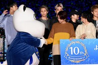 グッドと握手する吉野北人。