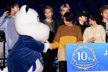 グッドと握手する吉野北人。