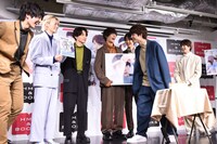 板垣瑞生へのバースデーサプライズの様子。