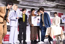 板垣瑞生へのバースデーサプライズの様子。