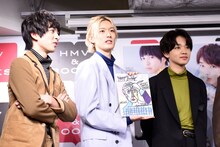 似顔絵の解説をする山中柔太朗（中央）。