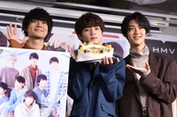 左から佐野勇斗、板垣瑞生、曽野舜太。