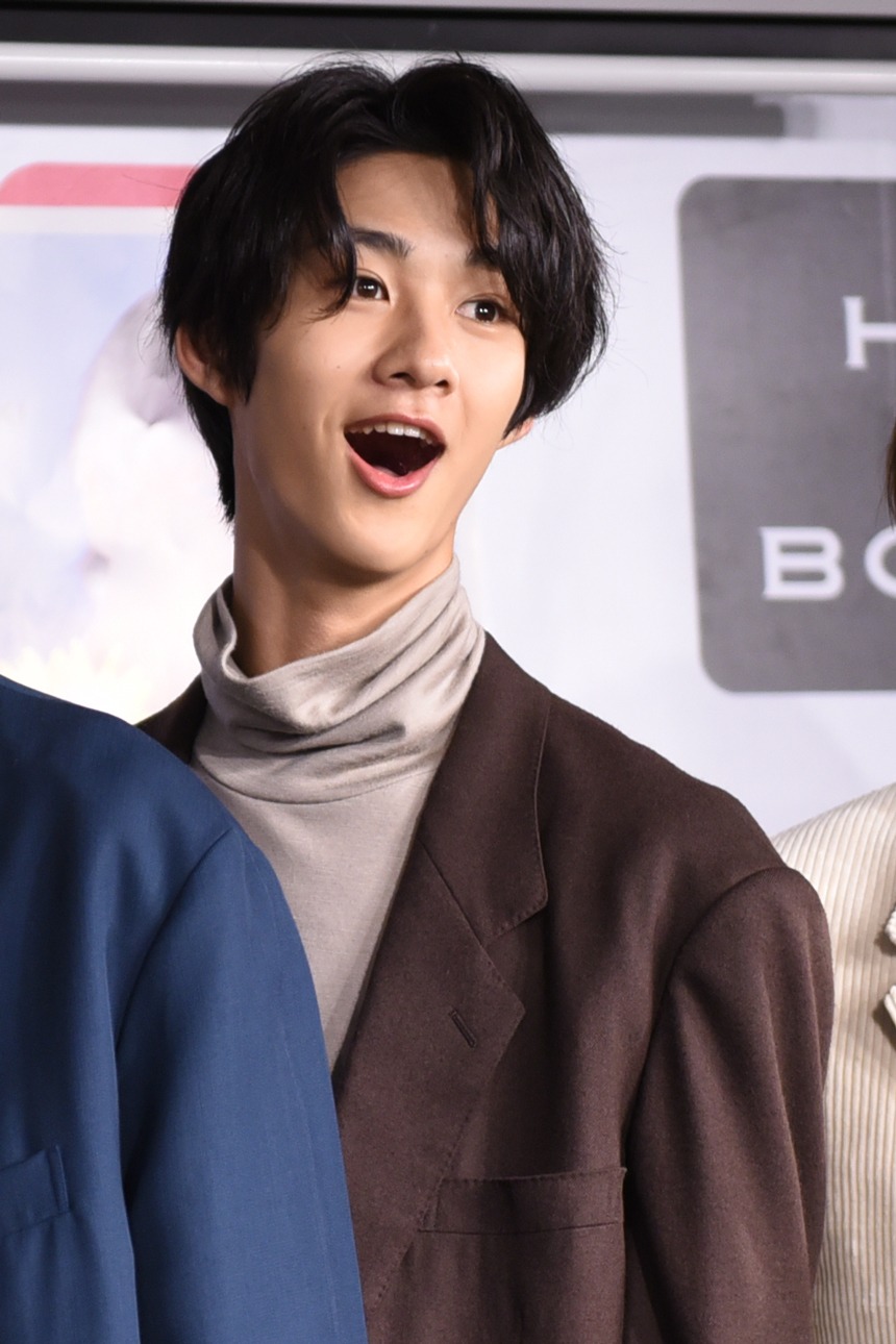 大きな口を開ける曽野舜太。