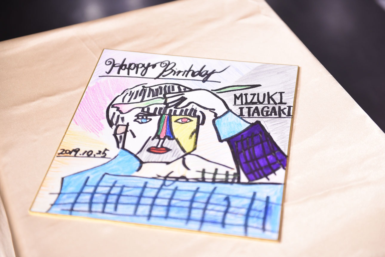 メンバーが描いた板垣瑞生の似顔絵。