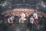 アンコール終了後に撮影された記念写真。(撮影:真島洸)