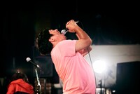 先輩（Vo, Sampler）（撮影：宇佐美亮）