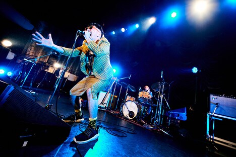 婦人服姿で叫ぶうーちゃん（Vo, G, Syn）。（撮影：宇佐美亮）