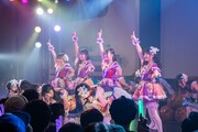 虹のコンキスタドールの定期公演「Zepp Tokyoへの道～中級編～」の様子。（写真提供：キングレコード）