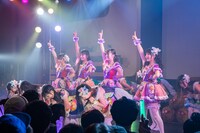 虹のコンキスタドールの定期公演「Zepp Tokyoへの道～中級編～」の様子。（写真提供：キングレコード）