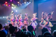 虹のコンキスタドールの定期公演「Zepp Tokyoへの道～中級編～」の様子。（写真提供：キングレコード）