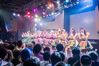 虹のコンキスタドールの定期公演「Zepp Tokyoへの道～中級編～」の様子。（写真提供：キングレコード）