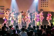 虹のコンキスタドールの定期公演「Zepp Tokyoへの道～中級編～」の様子。（写真提供：キングレコード）