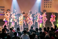 虹のコンキスタドールの定期公演「Zepp Tokyoへの道～中級編～」の様子。（写真提供：キングレコード）
