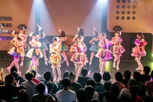 虹のコンキスタドールの定期公演「Zepp Tokyoへの道～中級編～」の様子。（写真提供：キングレコード）