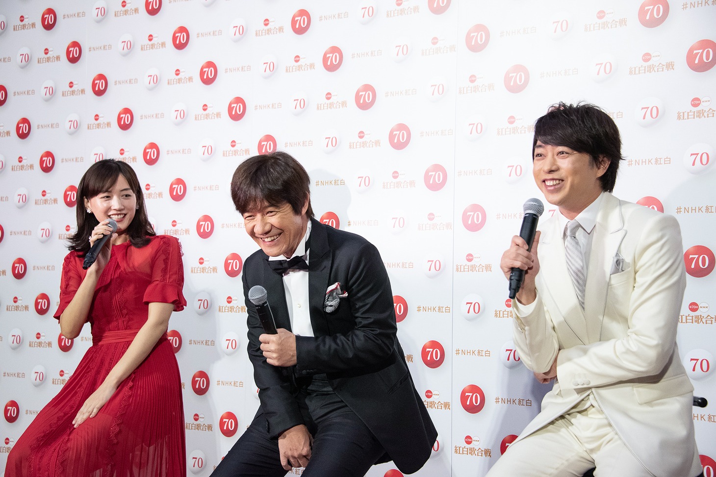 左から綾瀬はるか、内村光良、櫻井翔。