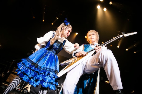 左からメイリア（Vo / GARNiDELiA）、MiA（MEJIBRAY）。（撮影：冨田味我）