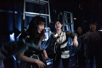 開演直前、見学に来た柏木ひなたも交えて円陣を組む中山莉子。