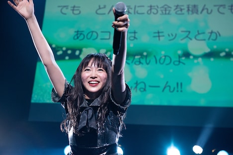 「アイドルばかり聴かないで」を歌う中山莉子。