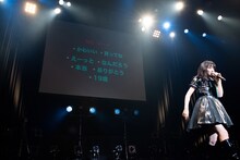 観客の反応からなんとかNGワードを読み取ろうとする中山莉子。