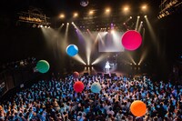 水色のペンライトで埋め尽くされたフロアを舞う巨大風船。