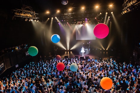 水色のペンライトで埋め尽くされたフロアを舞う巨大風船。