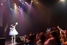 被写体として少しずつ動きながらポーズを変える中山莉子。