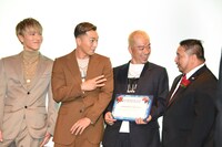 左からKAZUKI、SWAY、KUBO-C、ラルフ・トーレス知事。