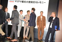 マリアナ観光局関係者と握手をするDOBERMAN INFINITY。