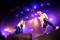 左からメイリア（Vo / GARNiDELiA）、kradness。（撮影：冨田味我）