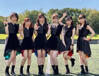 LinQ「anytime」ミュージックビデオ撮影時の記念写真。