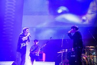 「Coral」を歌うRIKU（左）とKENNY（右）。（撮影：渡邉一生）