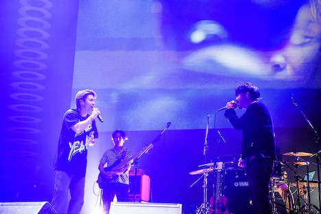 「Coral」を歌うRIKU（左）とKENNY（右）。（撮影：渡邉一生）
