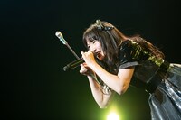 バトンを手に「ペコペコリーヌ」を歌う中山莉子。