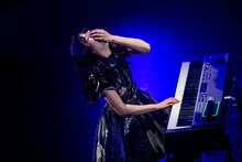 同じところで演奏が止まってしまう自分に笑ってしまう中山莉子。