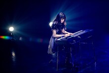 真剣な表情でピアノを弾く中山莉子。