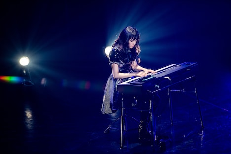 真剣な表情でピアノを弾く中山莉子。