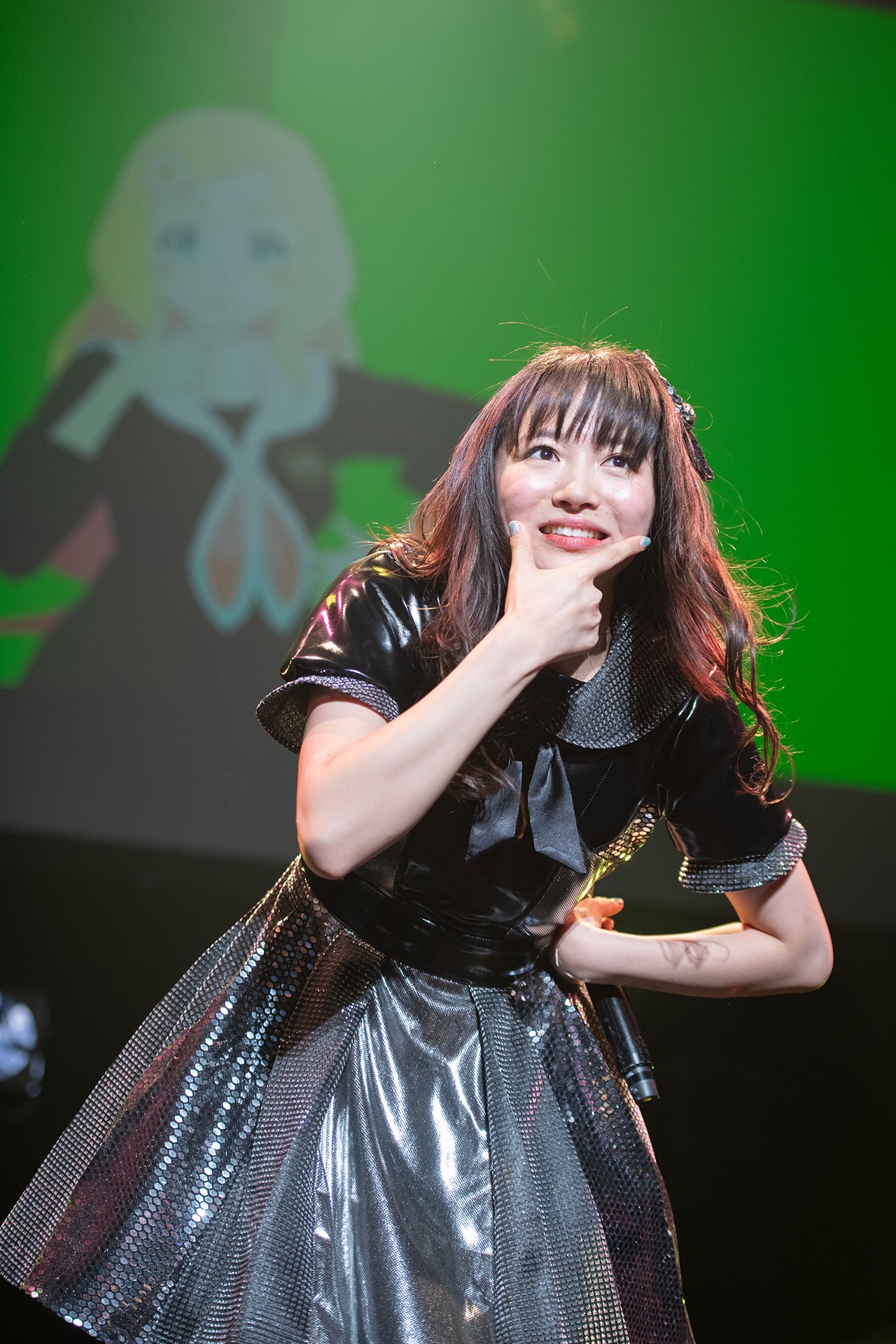 「明日もきっと70点」のサビで東雲めぐと同じダンスを披露する中山莉子。