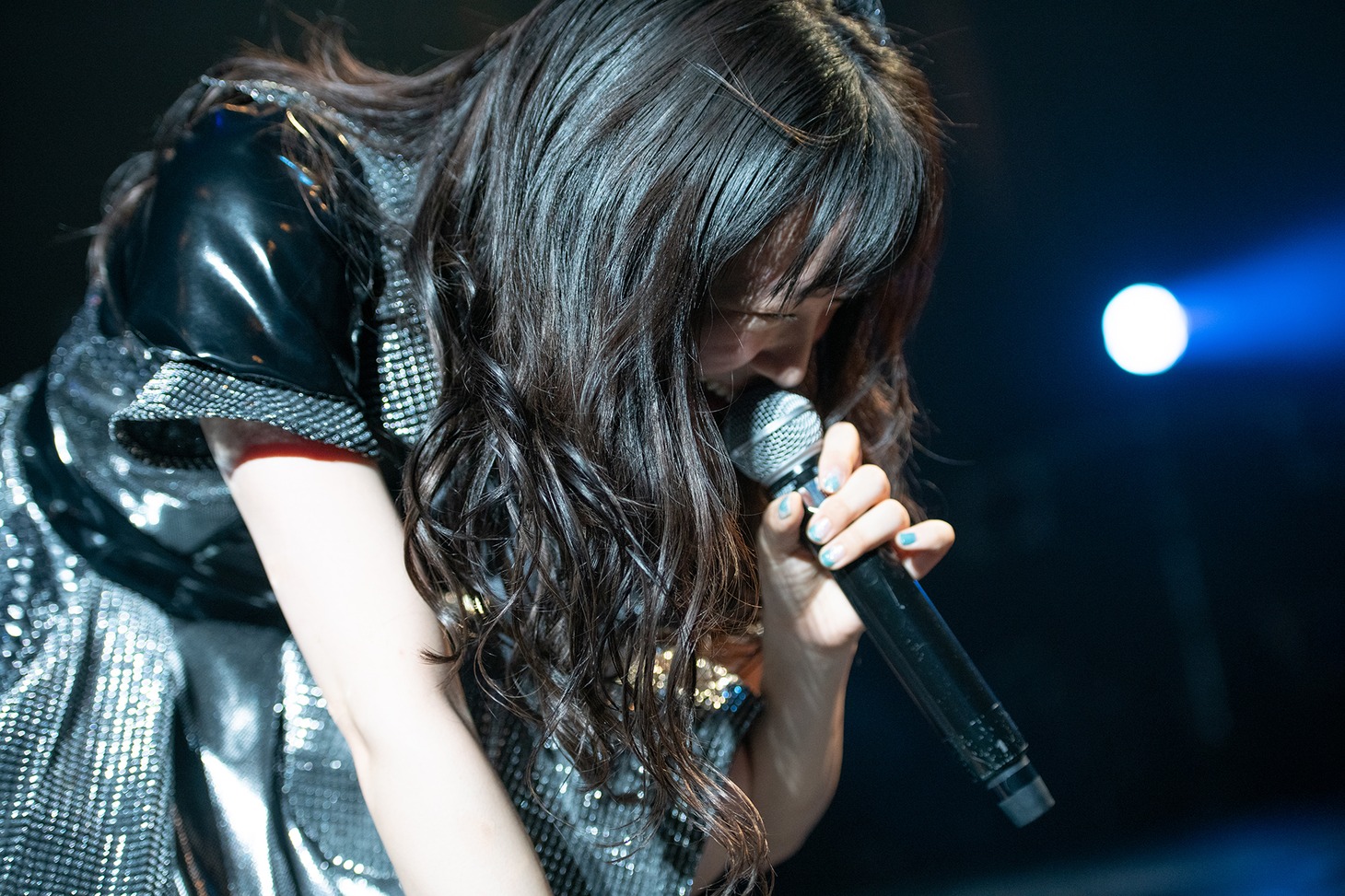 うなだれる中山莉子。