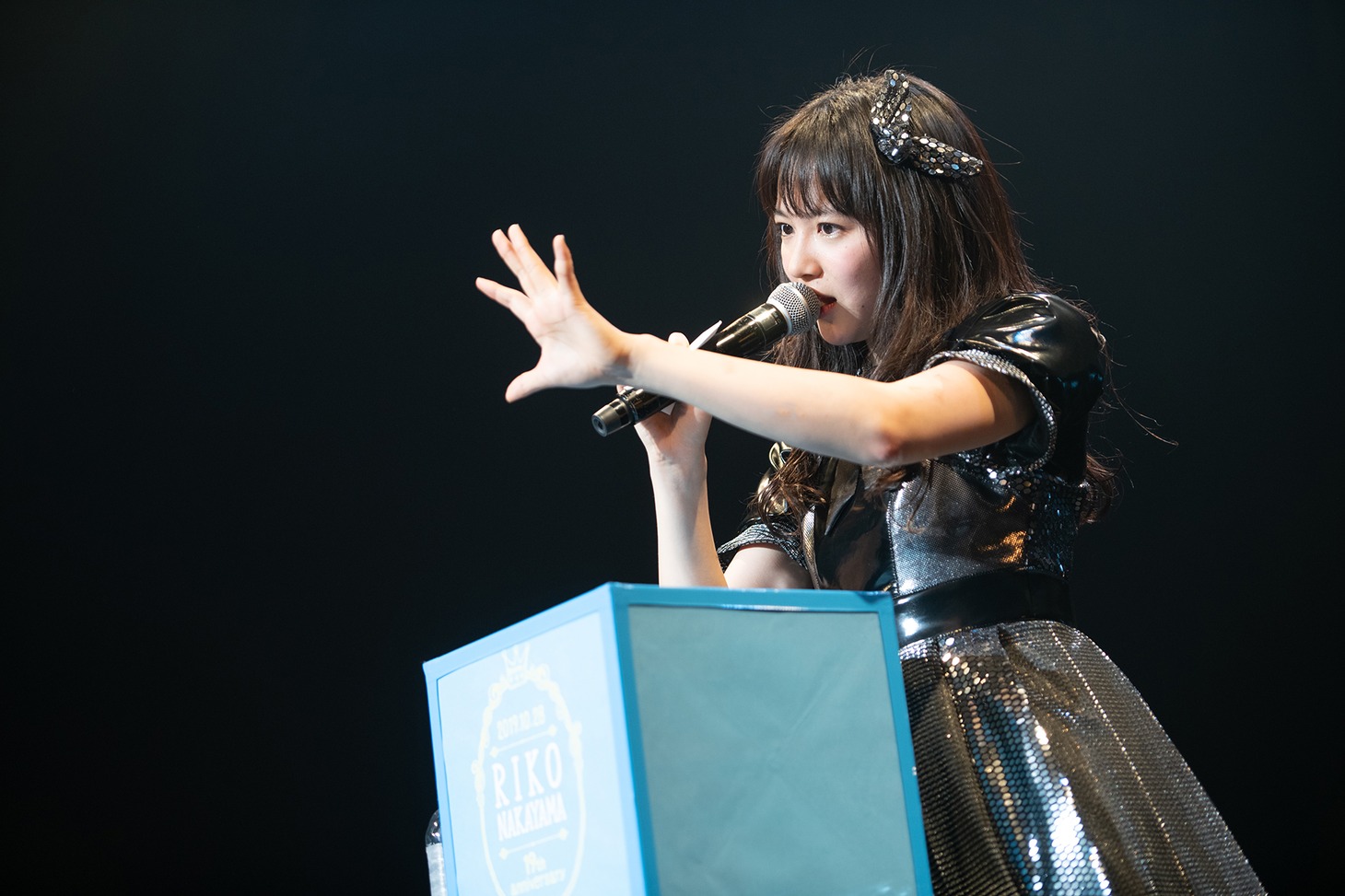ファンからの質問にジェスチャーを交え回答する中山莉子。