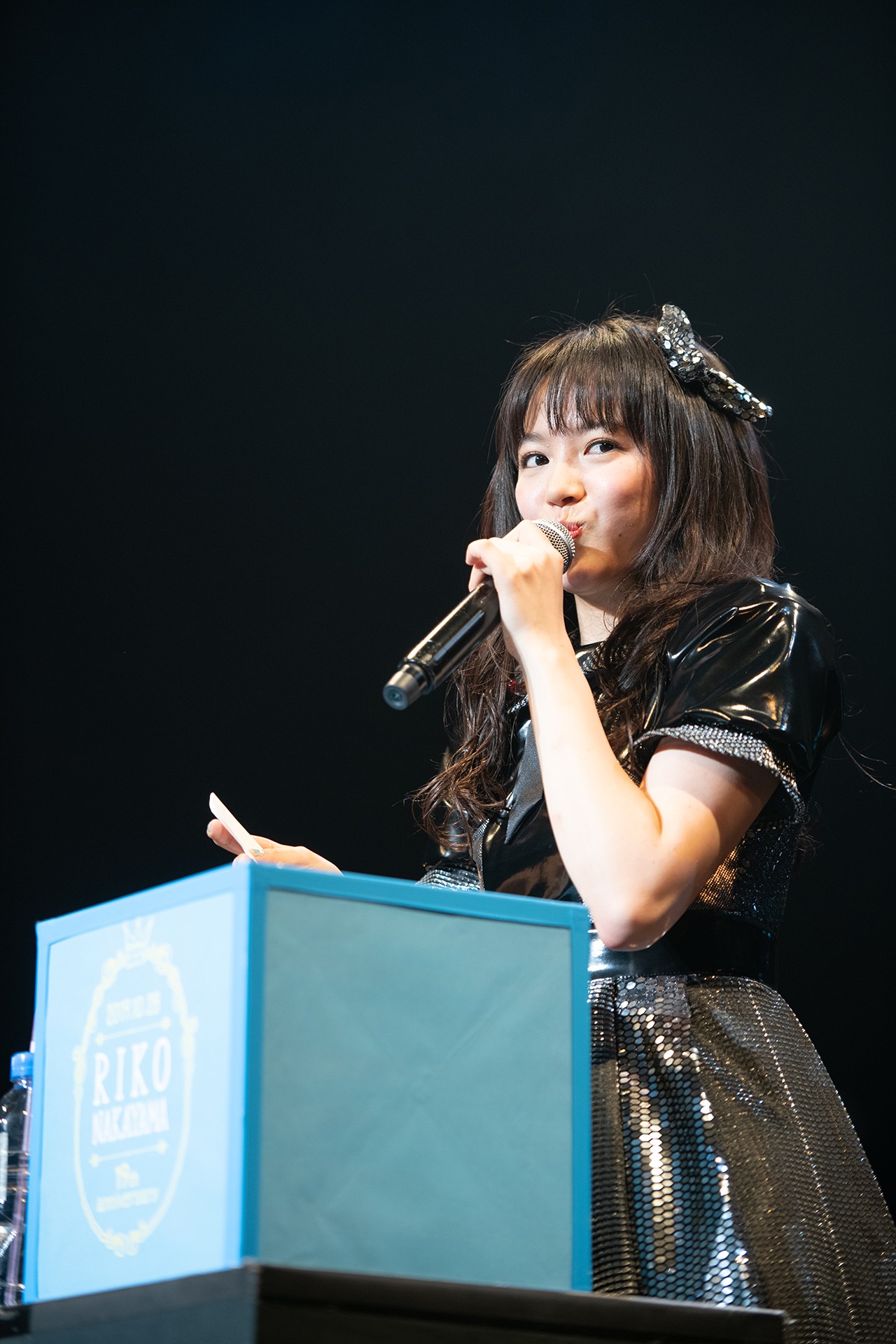 箱から引き当てた紙に書かれた質問に答える中山莉子。
