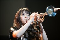 トランペットを演奏する中山莉子。