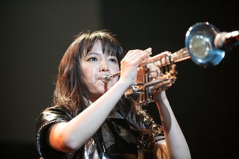 トランペットを演奏する中山莉子。