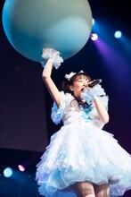 「永久ゾンビーナ」でステージに飛んできた巨大風船を客席へ投げ返そうとする中山莉子。