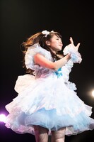 ファミリーに手を振る中山莉子。