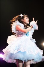 ファミリーに手を振る中山莉子。