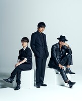 オオサカ・ディジョン“どついたれ本舗”の各キャラクターを担当する声優陣の撮り下ろしカット。左から河西健吾、岩崎諒太、黒田崇矢。