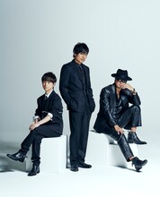 オオサカ・ディジョン“どついたれ本舗”の各キャラクターを担当する声優陣の撮り下ろしカット。左から河西健吾、岩崎諒太、黒田崇矢。