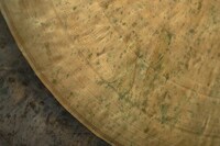 使い込まれた銅鑼の打面。表面には緑青が浮かんでいる。