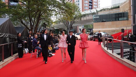 「第32回東京国際映画祭」のレッドカーペットを細野晴臣、水原希子、水原佑果、佐渡岳利監督。(c)2019「NO SMOKING」FILM PARTNERS