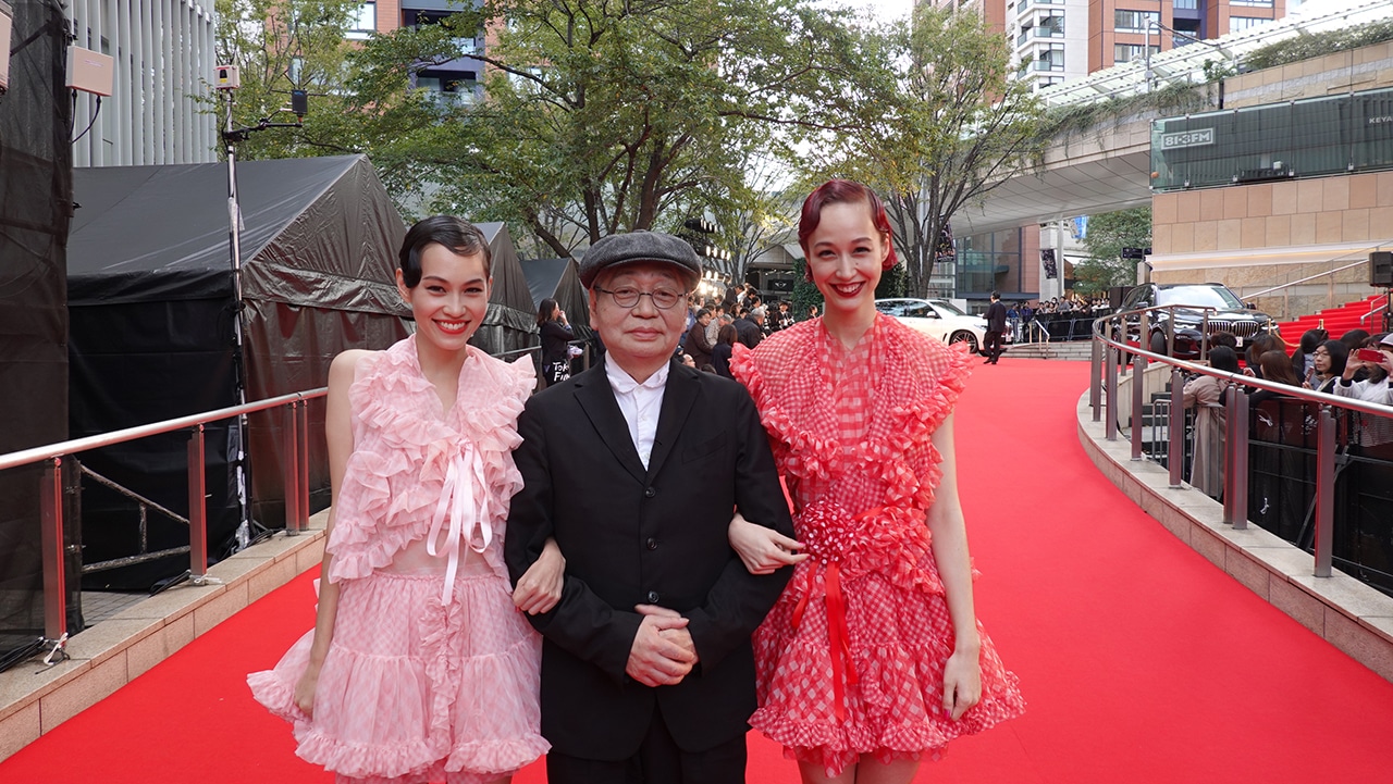 左から水原希子、細野晴臣、水原佑果。(c)2019「NO SMOKING」FILM PARTNERS